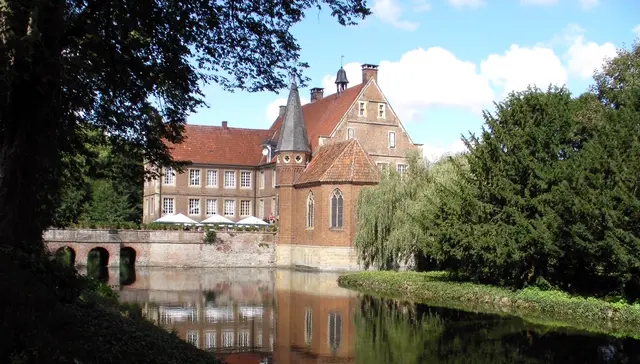 Burg Hülshoff ist eine typisch westfälische Wasserburg, deren Ursprünge bis ins 11. Jahrhundert zurückreichen. Sie war von 1417 bis 2012 im Besitz der Familie Droste zu Hülshoff und ist heute ein Kultur‑ und Literaturzentrum.
