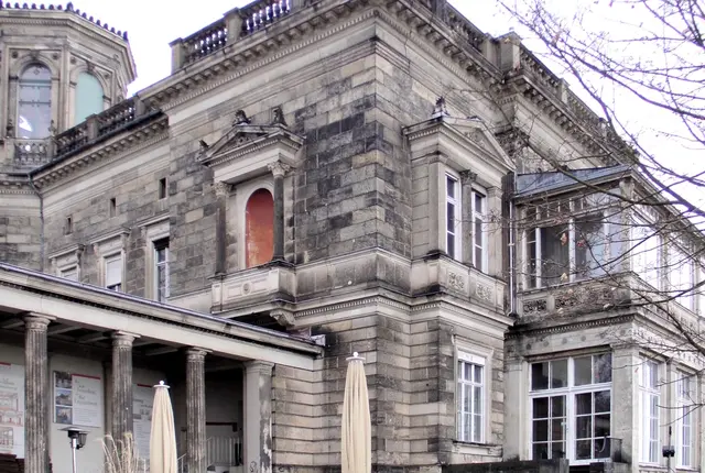 Das Lingnerschloss Dresden – ursprünglich Villa Stockhausen – ist das mittlere der drei Elbschlösser auf den Loschwitzer Elbhöhen und zählt zu den markantesten spätklassizistischen Bauwerken der Stadt. Es verbindet eine außergewöhnliche Entstehungsgeschichte mit einer der schönsten Aussichten über das Dresdner Elbtal.