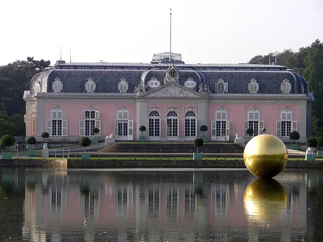 Schloss Benrath in Düsseldorf ist eines der bedeutendsten spätbarocken Gesamtkunstwerke Europas. Die Anlage besteht aus dem Corps de Logis (Hauptschloss), zwei flankierenden Pavillons und einem weitläufigen Schlosspark. Erbaut wurde sie 1755–1771 im Auftrag von Kurfürst Karl Theodor von der Pfalz nach Plänen des Hofarchitekten Nicolas de Pigage. 