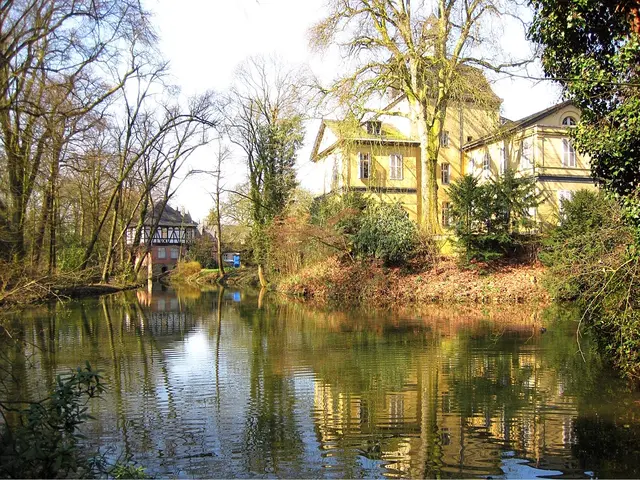 Schloss Eller in Düsseldorf‑Eller ist ein klassizistisches Herrenhaus, das 1826 an der Stelle einer mittelalterlichen Wasserburg errichtet wurde. Es gehört zu den geschichtlich bedeutenden Schlossanlagen Düsseldorfs und ist von einem großen englischen Landschaftspark umgeben. 