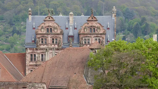Schloss Heidelberg ist eine der berühmtesten Schlossruinen Europas und das Wahrzeichen der Stadt Heidelberg. Die Anlage thront über der Altstadt am Nordhang des Königstuhls und gilt seit der Romantik als Symbol deutscher Geschichte, Schönheit und Vergänglichkeit. 