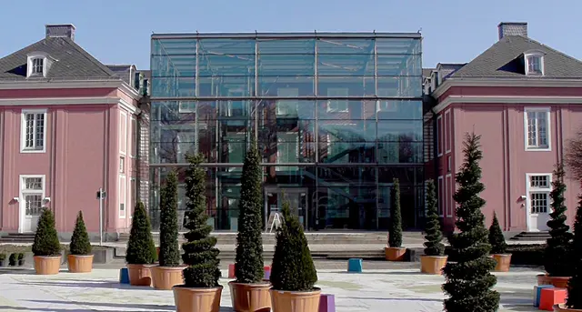 Schloss Oberhausen wurde 1804–1818 nach Plänen des Architekten August Reinking für Maximilian Friedrich von Westerholt‑Gysenberg errichtet. Es steht an der Konrad‑Adenauer‑Allee, direkt am Rhein‑Herne‑Kanal, und ist heute vor allem als Standort der LUDWIGGALERIE Schloss Oberhausen bekannt.