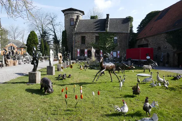 Schloss Steinhausen in Witten‑Bommern ist die einzige Höhenburg im Stadtgebiet Witten und eine der historisch bedeutendsten Anlagen im Ruhrtal. Die Burg wurde 1297 erstmals erwähnt und entwickelte sich über Jahrhunderte vom mittelalterlichen Wehrbau zum klassizistischen Herrenhaus mit Restaurant, Ateliers und Veranstaltungsräumen.
