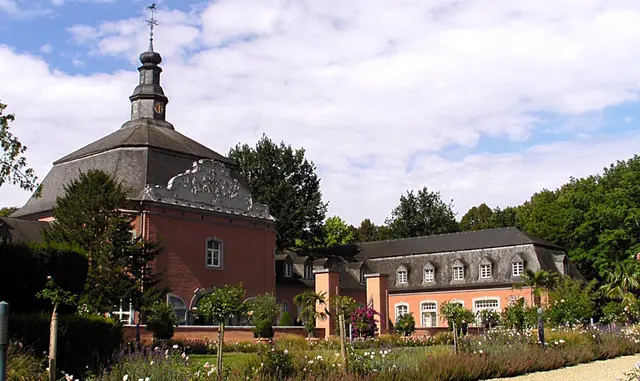 Schloss Wickrath ist eine barocke Wasserschlossanlage in Mönchengladbach‑Wickrath und gehört zu den eindrucksvollsten historischen Parks am Niederrhein. Die Anlage ist besonders bekannt für ihren kronenförmig angelegten Schlosspark, der in dieser Form im Rheinland einzigartig ist.