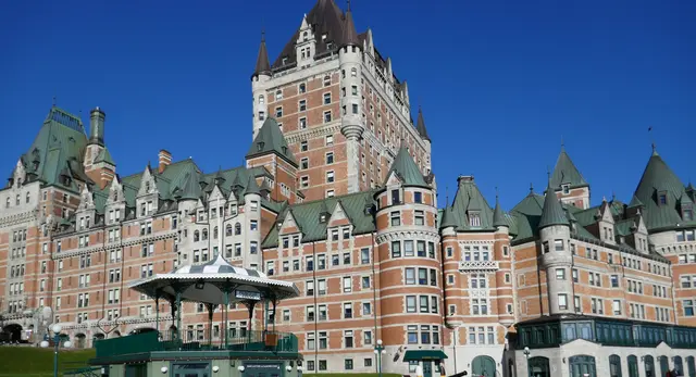 Château Frontenac ist ein historisches Luxushotel im Zentrum von Québec City, direkt über dem Sankt-Lorenz-Strom. Es gilt als eines der meistfotografierten Hotels der Welt und ist ein Wahrzeichen der Stadt. 