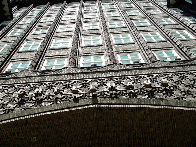 Das Chilehaus in Hamburg ist eines der berühmtesten Gebäude des Backsteinexpressionismus und seit 2015 Teil des UNESCO‑Weltkulturerbes. Es gilt als architektonisches Wahrzeichen der Stadt und beeindruckt durch seine schiffsbugartige Spitze und die kunstvolle Klinkerfassade. 
