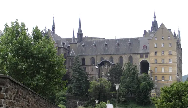 Kloster Calvarienberg in Bad Neuenahr-Ahrweiler wurde 1630 von Franziskanern gegründet und später – ab 1838 – von den Ursulinen geführt. Es war über viele Jahrzehnte ein bekanntes Mädcheninternat und geistliches Zentrum. 2017 wurde der Konvent geschlossen. Heute wird das denkmalgeschützte Ensemble zu einem Luxushotel umgebaut.
