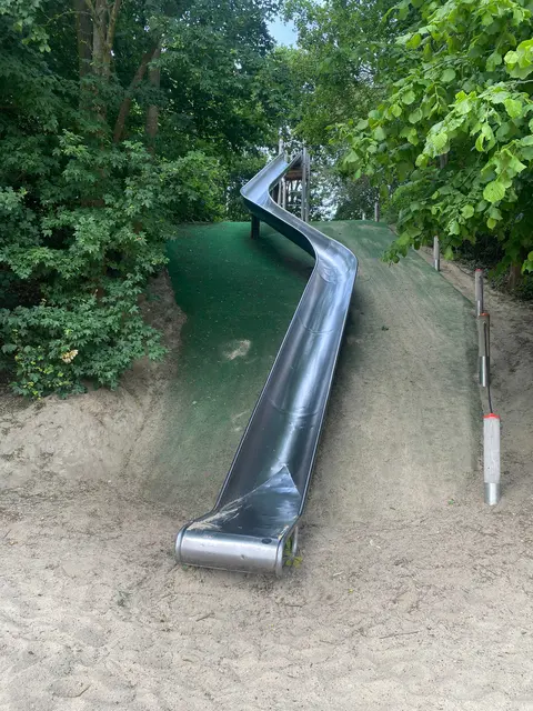 Jetzt rutsche ich aber weiter zum Wiesendachhaus