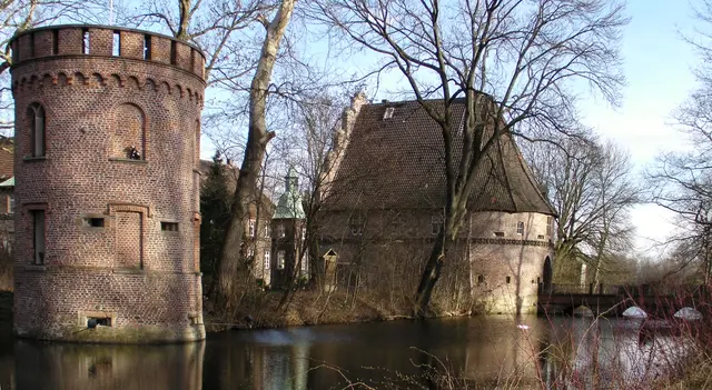 Schloss Bladenhorst ist ein westfälisches Wasserschloss im Stadtteil Bladenhorst von Castrop‑Rauxel (NRW). Es zählt zu den bedeutendsten historischen Anlagen der Region und ist privat bewohnt, weshalb keine regulären Besichtigungen möglich sind. 