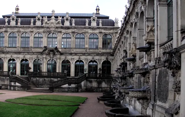 Der Dresdner Zwinger ist eines der bedeutendsten Bauwerke des europäischen Barock und ein Wahrzeichen der Stadt Dresden. Er wurde 1710–1728 unter August dem Starken als Orangerie, Festareal und höfischer Repräsentationsbau errichtet und später zu einem der wichtigsten Museumsstandorte Deutschlands ausgebaut.