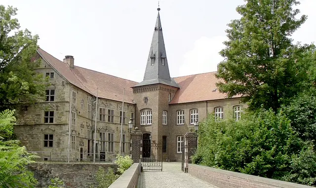 Schloss Lüdinghausen – oft auch Burg Lüdinghausen genannt – ist eine Renaissance‑Wasserburg im Zentrum von Lüdinghausen und eine der drei historischen Burganlagen der Stadt. Sie gilt als älteste Burg Lüdinghausens und ist heute ein kulturelles Zentrum, Veranstaltungsort und beliebtes Ausflugsziel.