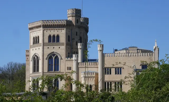 Schloss Babelsberg ist ein neugotisches Schloss im Potsdamer Stadtteil Babelsberg und zählt – gemeinsam mit dem umliegenden Park – zum UNESCO‑Welterbe der Berlin‑Potsdamer Kulturlandschaft. Es war der Sommersitz von Kaiser Wilhelm I. und Augusta von Sachsen‑Weimar und gilt als eines der bedeutendsten Beispiele englischer Neugotik in Preußen.