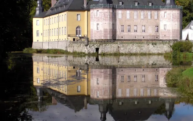 Schloss Dyck in Jüchen ist eines der bedeutendsten Wasserschlösser des Rheinlandes und ein Zentrum für Gartenkunst und Landschaftskultur. Die Anlage besteht aus Hochburg, Vorburgen, Wassergräben und einem der schönsten englischen Landschaftsgärten Deutschlands. 