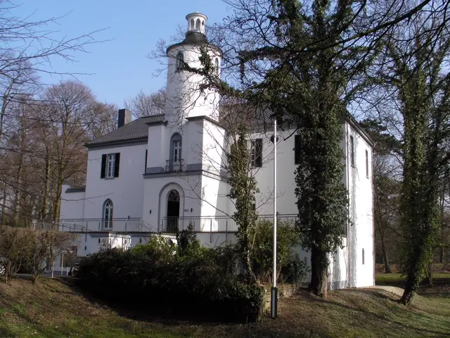 Schloss Neuenhofen (auch Haus Neuenhofen) ist ein historischer Adelssitz im Krefelder Stadtteil Bockum. Die Anlage geht auf eine mittelalterliche Motte zurück und erhielt ihr heutiges Aussehen erst im 19. Jahrhundert. Heute befindet sich das Gebäude in Privatbesitz, aber der umliegende Park ist öffentlich zugänglich.
