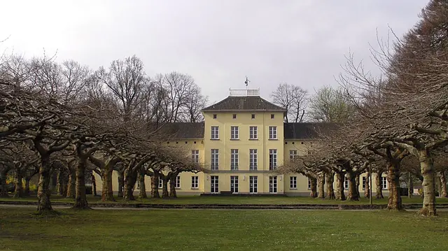 Schloss Schönwasser existiert als Begriff so nicht – gemeint ist das Haus Schönwasser im Schönwasserpark in Krefeld‑Oppum. Es handelt sich nicht um ein Schloss, sondern um ein klassizistisches Herrenhaus aus den 1820er/1830er Jahren, eingebettet in einen der schönsten historischen Parks der Stadt.