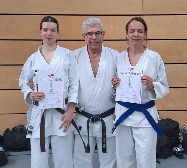 Luisa Brötz, Fritz Oblinger (9. Dan) Prüfer, Salome Brötz (v.l.n.r)
Bild: 1.Budo-Verein Herrsching e.V.