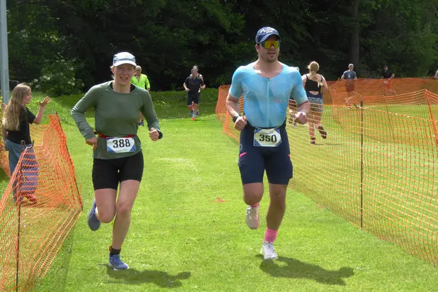 Beim 17. Burgwald-Triathlon des TSV 1909 Bottendorf e.V. erreichte Beke Tietjen (Nummer 388) im Wettbewerb Sprint-Distanz in der Altersklasse TW30 den 2. Platz und in der Gesamtwertung Platz 8 in der Zeit von 1:23:29. Sandro Gohly (350) errang in der Altersklasse TM30 Platz 1 und Platz 11 in der Gesamtwertung in 1:14:19.