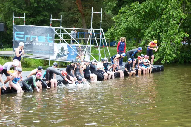 Der Start zum Schwimmen über 500 Meter bei den Frauen.