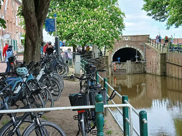 Fahrräder in Greetsiel an der alten Sielschleuse (rechts im Bild), Sielerstraße. Die flache Landschaft in und weit um Greetsiel ist für Radfahrer 🚴 wie gemacht. | Foto: Siegmund Walter, 09.05.2026, 14:14 Uhr