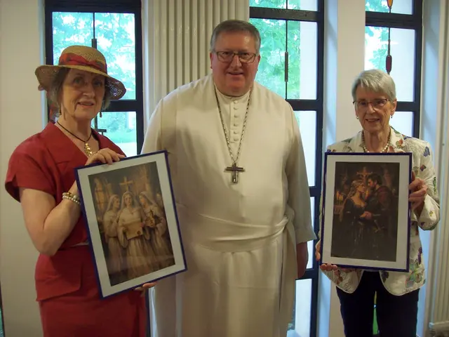 Foto: Fotos honorarfrei verwendbar. • Bild 1: Autorin Lina Kolanus (Foto: Bernard Ducroix) • Bild 2: Abt Albert Dölken und die Gemeindemitglieder Birgit Przyrembel (li.) und Walburgis Komp (re.) mit den überreichten Bildern (Event-Foto: Abtei Hamborn) • Bild 3: