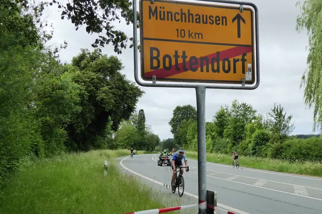 Nahe dem Wendepunkt am Ortsausgang von Bottendorf sind einige Radfahrer auf der gesperrten Bundesstraße 252 unterwegs.