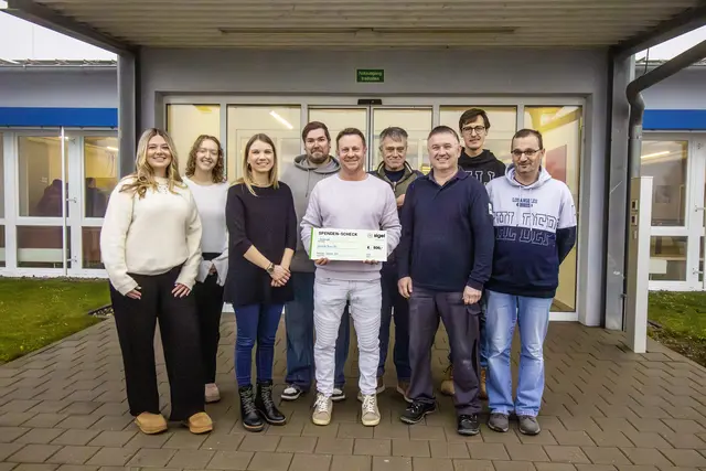 Marietta Wiest und Julia Schuster, beide Auszubildende bei SIGEL, übergeben 500 Euro Spende an die Donau-Ries-Werkstätte in Asbach-Bäumenheim. | Foto: SIGEL GmbH