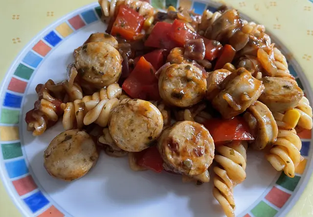 Bratwurst mit Nudeln und Gemüse