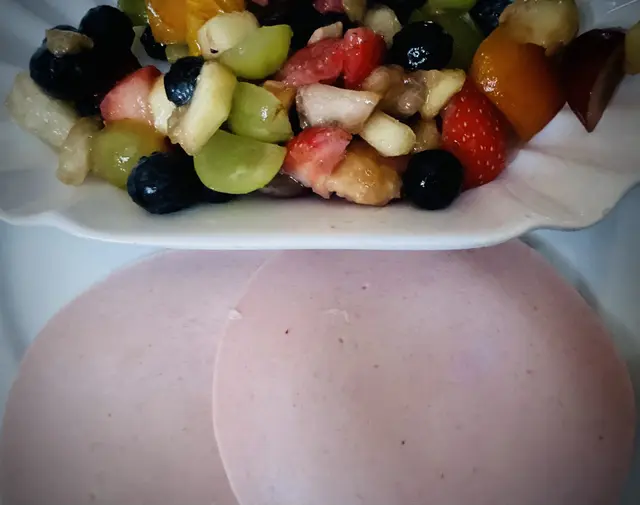 Frühstück... Knäckebrot mit Lyoner und Obstsalat