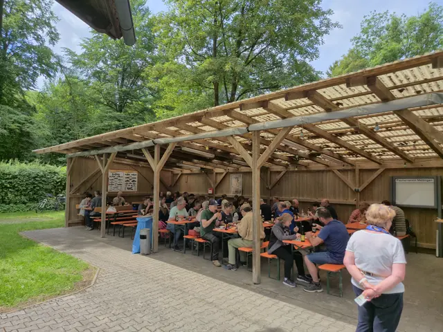 Gemütlicher Ausklang an der Fischerhütte in Ostendorf. | Foto: Johannes Glas