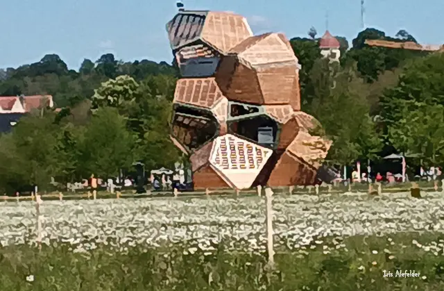 Am Ende des Spielplatzes ein Turm zum Erklettern, oben auf die Rutsche gesetzt und dann ging es wieder herunter. | Foto: Iris Alefelder und W.F.