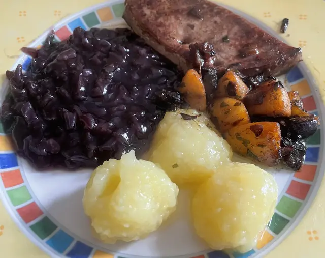 Rotkohl (selbst zubereitet), Kartoffelklöße, Kalbseber mit Apfel und Röstzwiebel