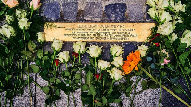 Stolperschwelle am Rathaus erinnert an Euthanasie-Opfer der Nationalsozialisten | Foto: Stadt Bochum / Dennis Yenmez