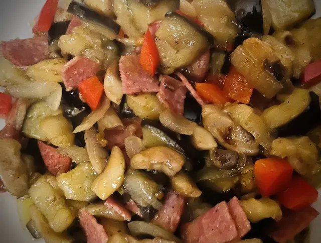 Gemüsepfanne mit Wursteinlage