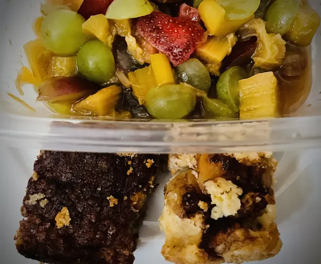 Kaffeezeit mit Obstsalat, Apfel- und Bananenkuchen