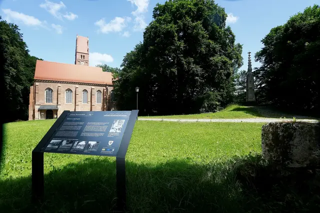 Der Burgplatz Oberwittelsbach mit Burgkirche und Nationaldenkmal.  | Foto: Erich Echter