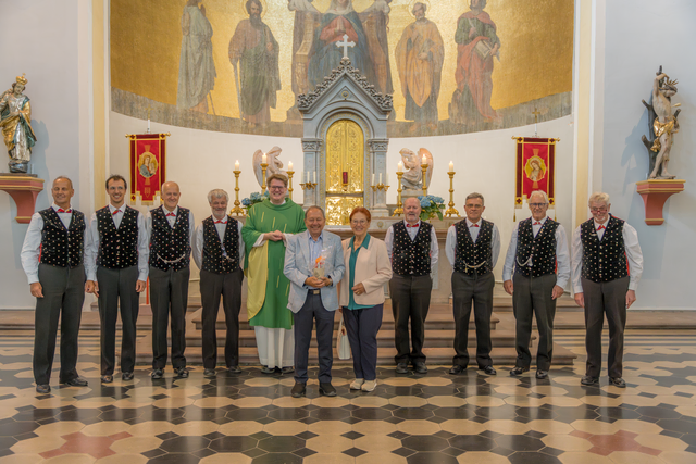 In Anerkennung für sein Engagement und für bleibende Verdienste um die Friedberger Pfarrei hat der Pfarrgemeinderat mit einstimmigem Beschluss den Friedberger Bürger und ehemaligen Stadtrat Franz Reißner (links) mit der Verleihung des Jakobsbechers geehrt. Der Völser Männerchor aus Friedbergs Partnerstadt Völs am Schlern umrahmte mit beeindruckendem Gesang die Eucharistiefeier. Bildmitte: Pfarrrer Pater Steffen Brühl, Franz und Martha Reißner | Foto: FSeventfoto