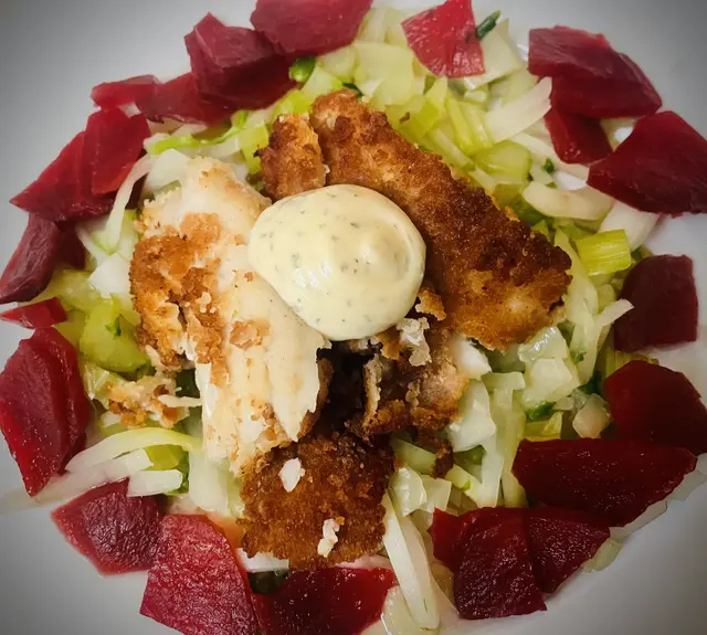 Gemüseteller mit Backfisch