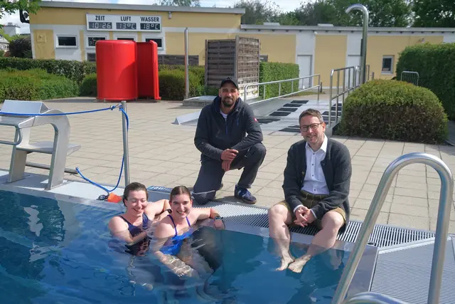 Auftakt in die Freibad-Saison 2026: Für Josef Dußmann (rechts) war es einer seiner ersten Termine als neuer Bürgermeister, für Florian Seitle ist es die erste Saison als verantworlicher Bademeister. | Foto: Erich Echter