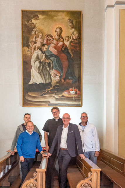 Das Gemälde des Friedberger Malers Sigismund Reis von 1771 mit dem Hl. Aloysius von Gonzaga strahlt nach der Restaurierung  in der Farben, wie der Maler es gemalt hat. Im Bild von links: Restaurator Andreas Goetzke, Initiator Franz Reißner, Pfarrer Pater Steffen Brühl, Aichach-Friedbergs Landrat Dr. KLaus Metzger und Alfred Binapfl von den Restaurierungswerkstätten Binapfl