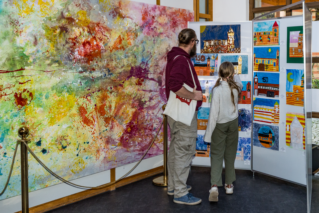 Jakobsbecher 2026 für Franz Reißer - Kinder malen St. Jakob - Ausstellung bis 20. Oktober im Friedberger Divano