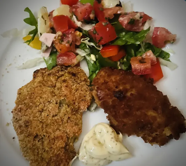 Backfisch, Kartoffel-Gemüse-Rösti, kleiner Salat