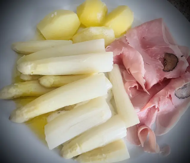 Geretteter Spargel mit Kochschinken und Kartoffeln