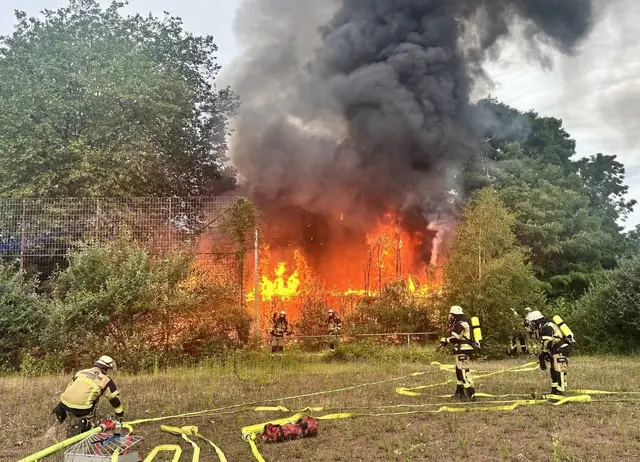 Bei Eintreffen brannte das Vereinsheim bereits in voller Ausdehnung.

 | Foto: Feuerwehr Essen
