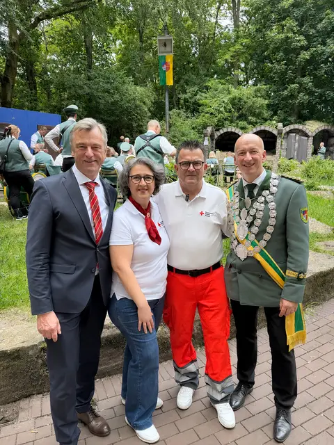 Beim Schützenfest in Schloß Neuhaus: (v.li.) der stellvertretende Bürgermeister der Stadt Paderborn Robert Siemensmeier, die Vizepräsidentin des DRK-Landesverbandes Westfalen-Lippe Nilgün Özel, der Geschäftsführer des SC Paderborn Martin Hornberger und der Oberst im Bürger-Schützenverein Schloß Neuhaus und Schützenkönig 2025/2026 Markus Cink | Foto: DRK-Landesverband Westfalen-Lippe