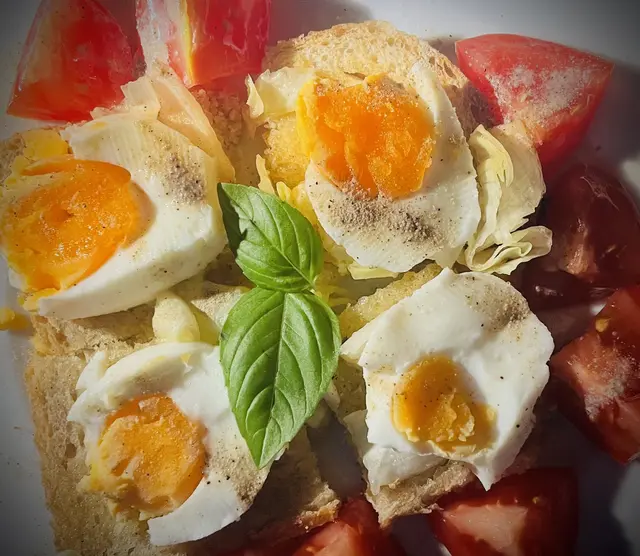 Frühstück... Eibütterchen mit Tomate