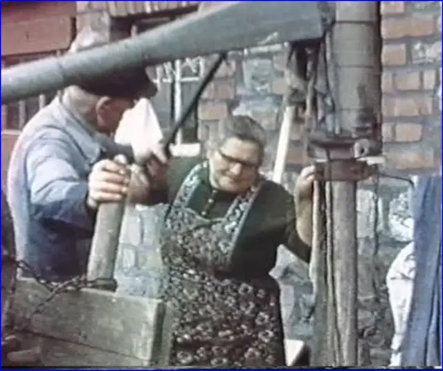 Auszug aus dem Film: Und pump und pump , die Jauche wird ins Jauchenfass gepumpt