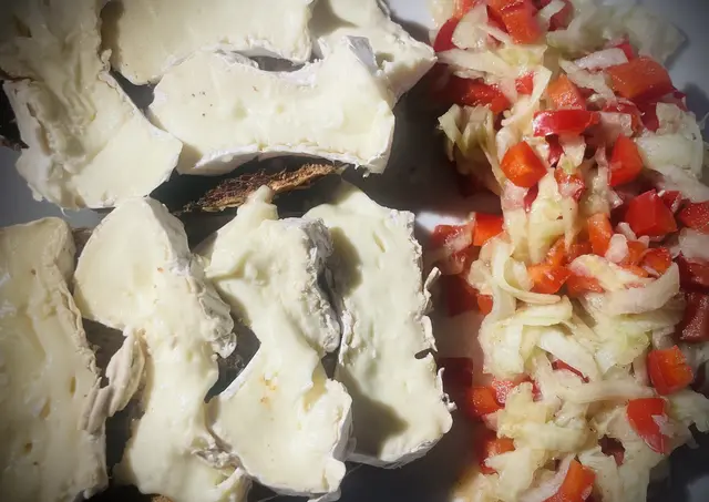 Camenbertbrot mit Salat