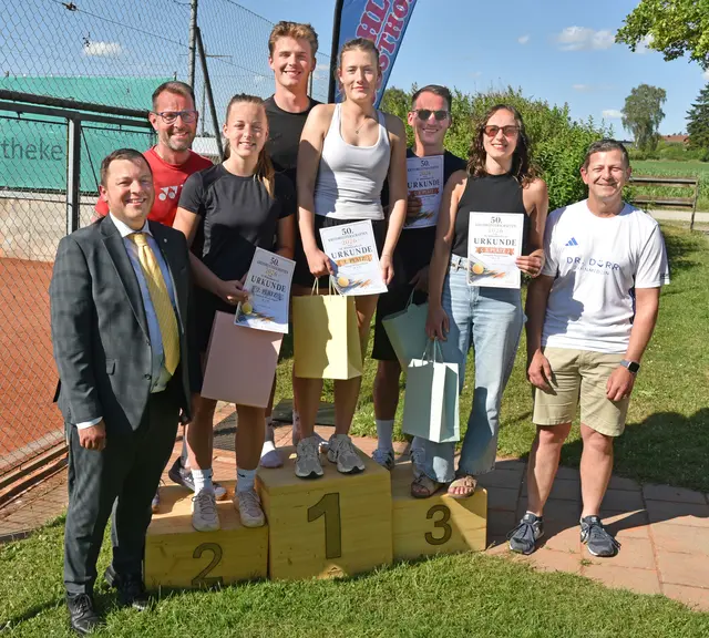 Strahlende Sieger in der Kategorie Aktive LK 1-15 (v.l. Landrat Marc Sturm, Markus und Mia Kreutmayr, Jonas Gerstmayr, Marlene Seidl, Dominik Fischer und Carolin Gründl, TCW Vorstand Michael Kreutmayr | Foto: Siegfried Baumüller