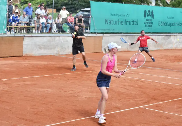 Eine Vielzahl an Zuschauer - hier Simone Nagel und Markus Nitlader beim Endspiel Aktove Ü40 - wollten sich die Mixed-Kreismeisterschaften nicht entgehen lassen | Foto: Siegfried Baumüller