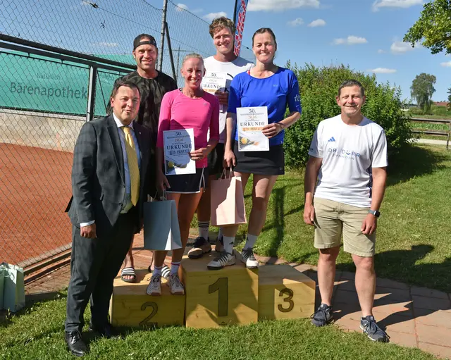 Strahlende Sieger Aktive Ü40 LK 1-25 (v.L. Landrat Marc Sturm, Markus Nitzlader und Simone Nagel, Florian Laske und Christine Wonnenberg, TCW Vorstand Michael Kreutmayr - es fehlen Andreas Steinhart und Constanze Schwabbauer) | Foto: Sigfried Baumüller